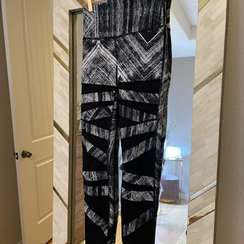 Lululemon black and white leggings size 4